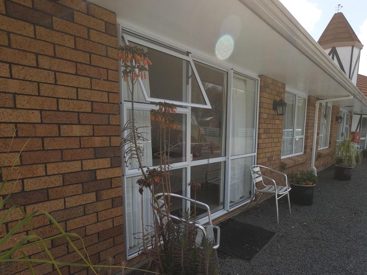Castle Court Motel Wellsford Exterior photo